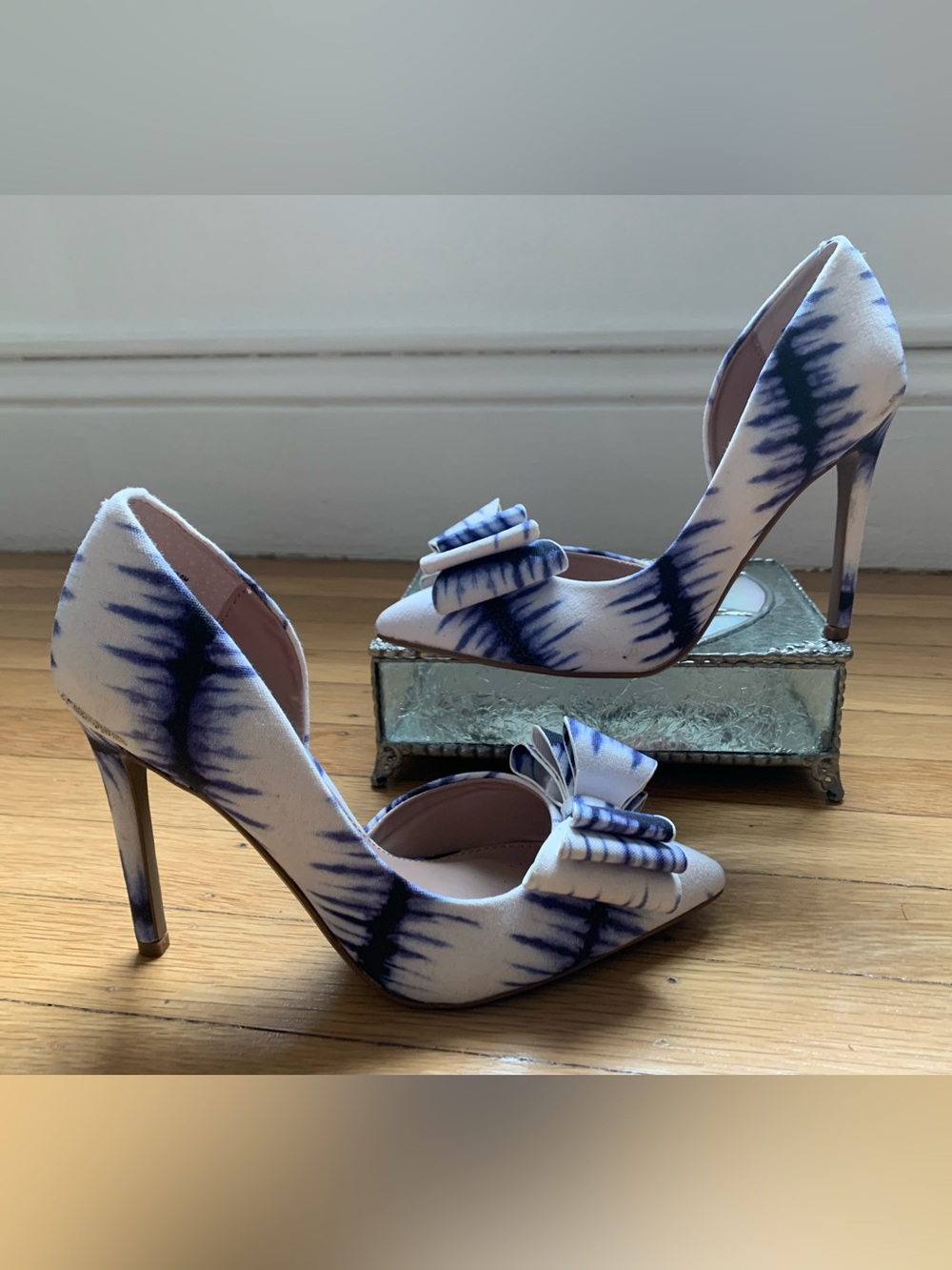 EUC BETSEY JOHNSON PRINCE Blue & White Tie Dye Hi-Heel Pumps with Bow size 6M